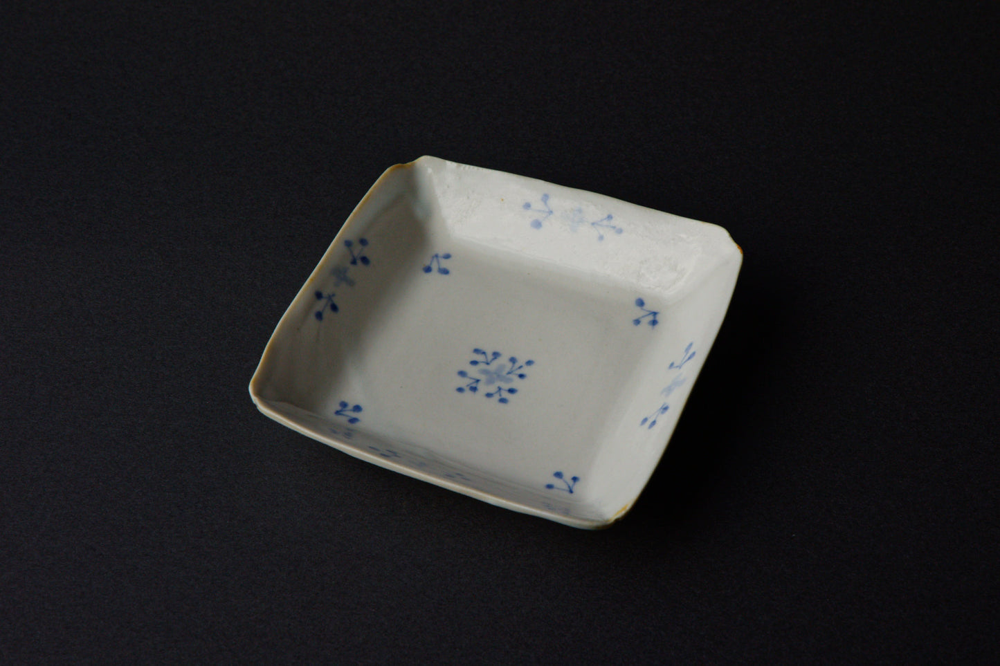前田麻美 /染付小花紋隅入角皿